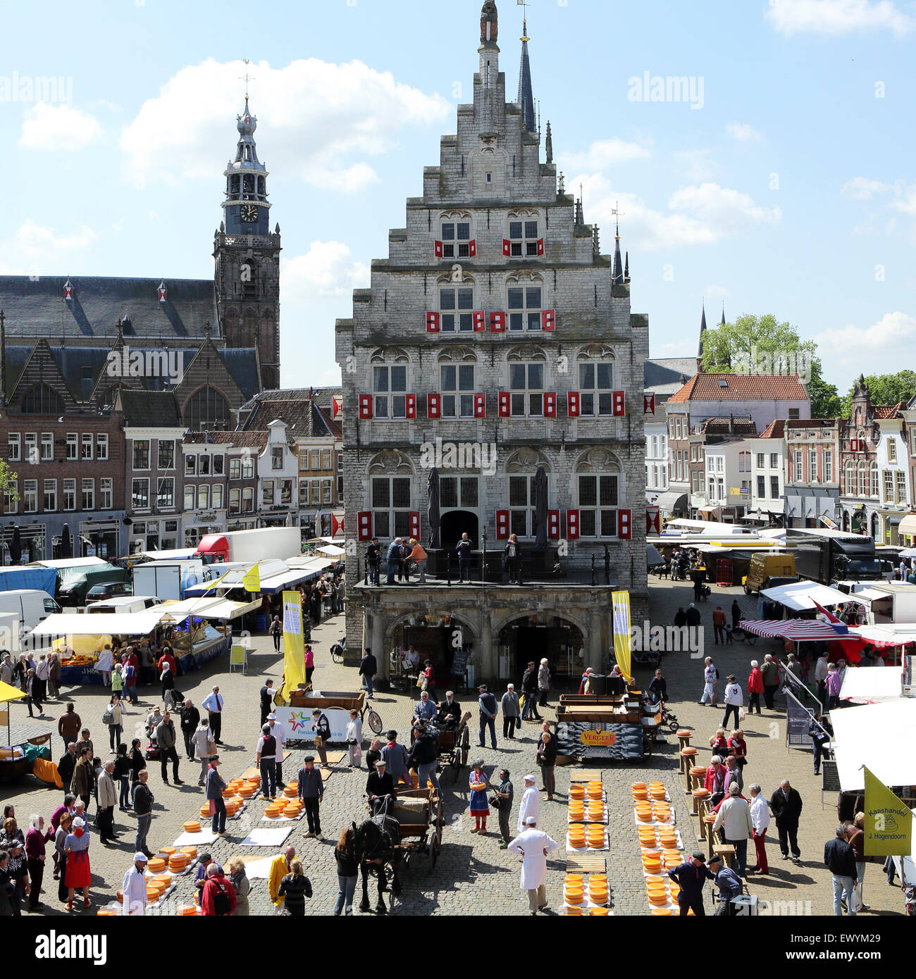 Le marché du fromage Gouda a lieu devant la mairie de Gouda, aux Pays-Bas  Photo Stock - Alamy