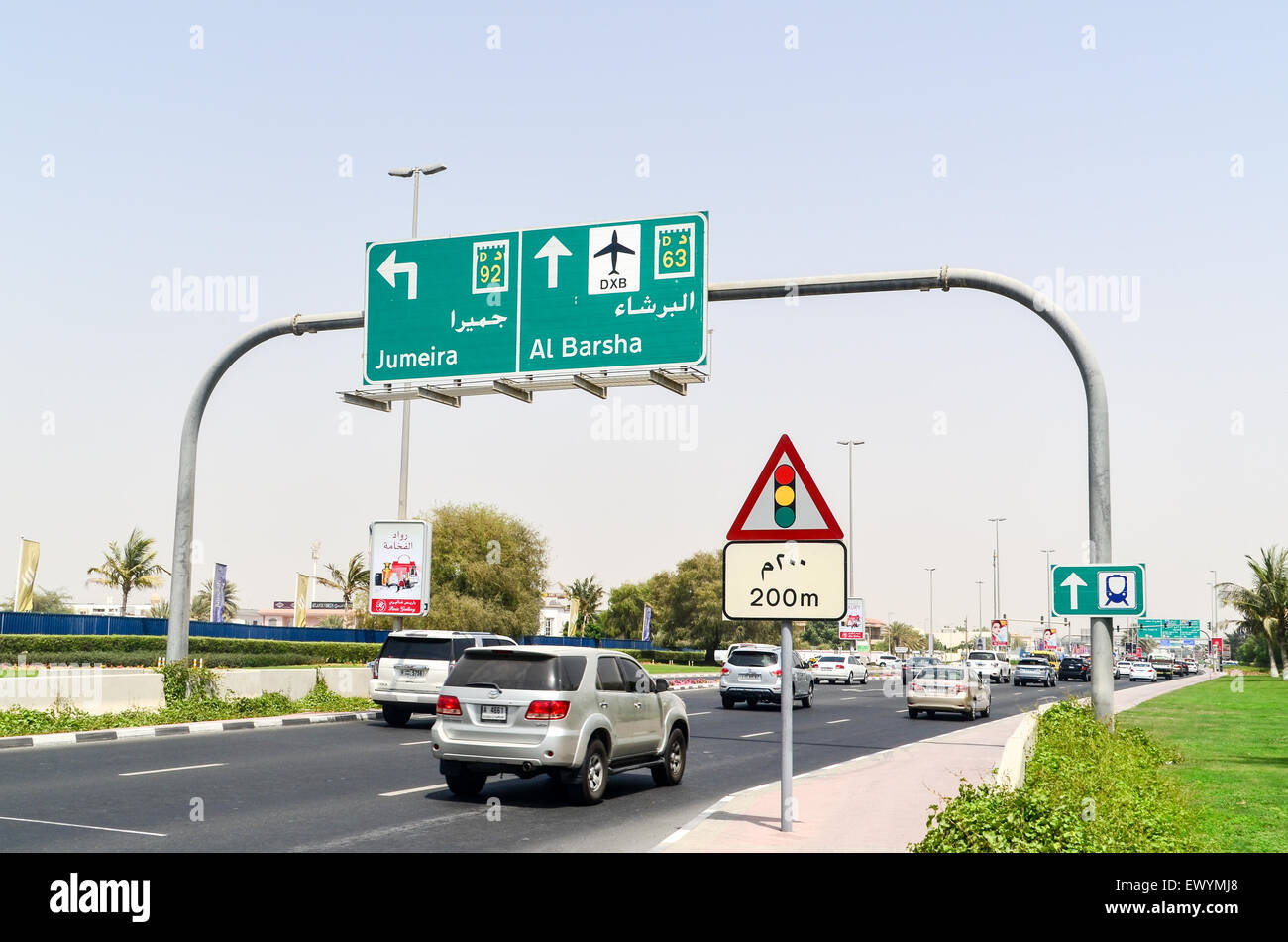 La signalisation routière à l'aéroport, Jumeirah, Al Barsha, À DUBAÏ, ÉMIRATS ARABES UNIS Banque D'Images