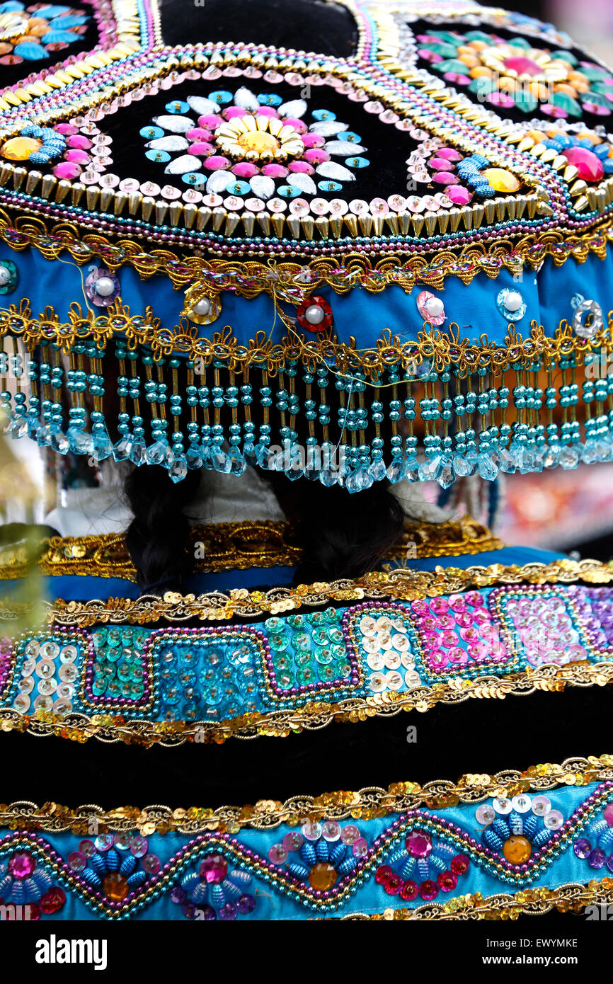 Détail, hat & costume de femme célèbre fête de la Virgen del Carmen de Paucartambo (Province), Cusco Plaza de Armas de Lima, Pérou Banque D'Images