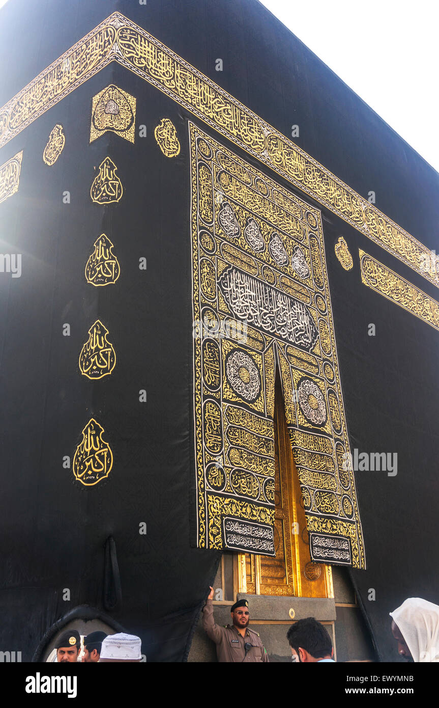 La Mecque - le 14 mars 2015 : Une vue rapprochée de la Kaaba et porte la kiswah (tissu qui recouvre la Kaaba) à Masjidil Haram. Banque D'Images