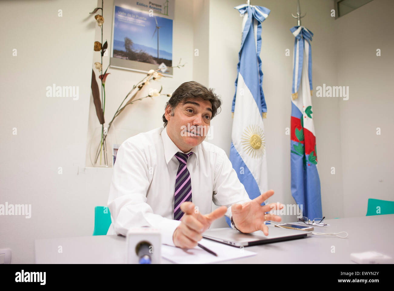 La Rioja. 29 Juin, 2015. Image prise le 29 juin 2015, indique Juan Fernando Carbel, Président de la ferme éolienne de Arauco, prendre part à une entrevue avec l'agence de presse Xinhua, dans les bureaux de la société de l'état, dans la ville de La Rioja, 1 150 km de Buenos Aires, Argentine. La Chine a offert des fonds et des technologies clés pour l'Argentine, programme d'énergies renouvelables pour aider à promouvoir la matrice énergétique. © Martin Zabala/Xinhua/Alamy Live News Banque D'Images