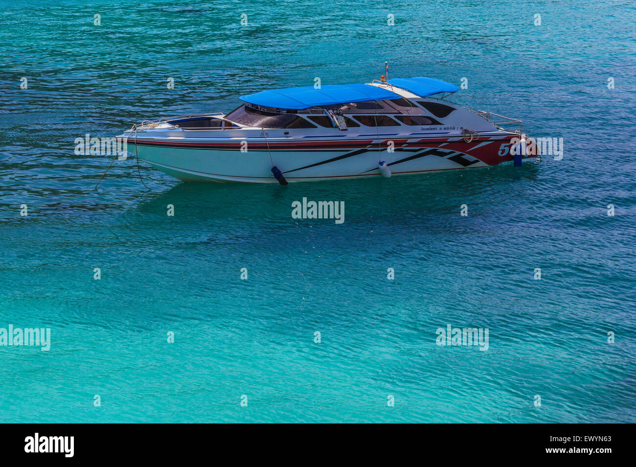 Bateau de vitesse en mer tropicale, la mer d'Andaman, Thaïlande Banque D'Images