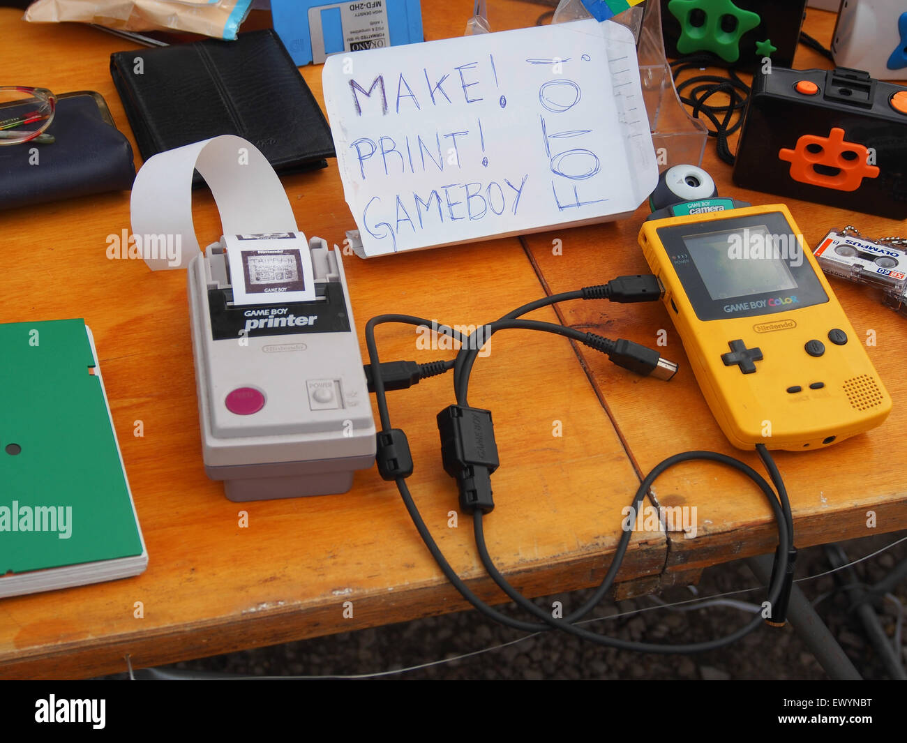 Game Boy camera avec l'impression de l'imprimante Banque D'Images Game Boy camera avec l'impression de l'imprimante Banque D'Images
