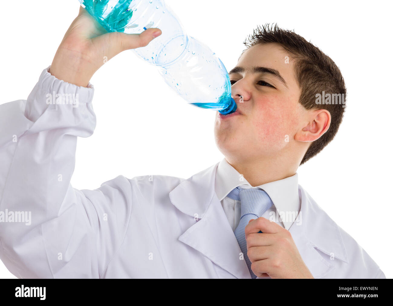 Un garçon médecin en blouse blanche et cravate bleu l'eau potable de la bouteille en plastique. Sa peau acné n'a pas ben retouché Banque D'Images