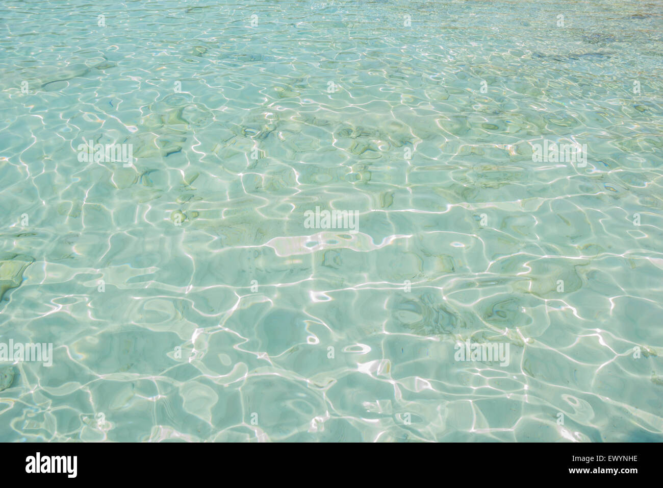 Réflexions de l'eau peu profonde sur fond de plage de sable Banque D'Images