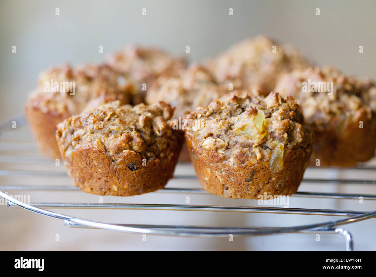 Muffins faits maison gloire du matin sur un rack de refroidissement Banque D'Images