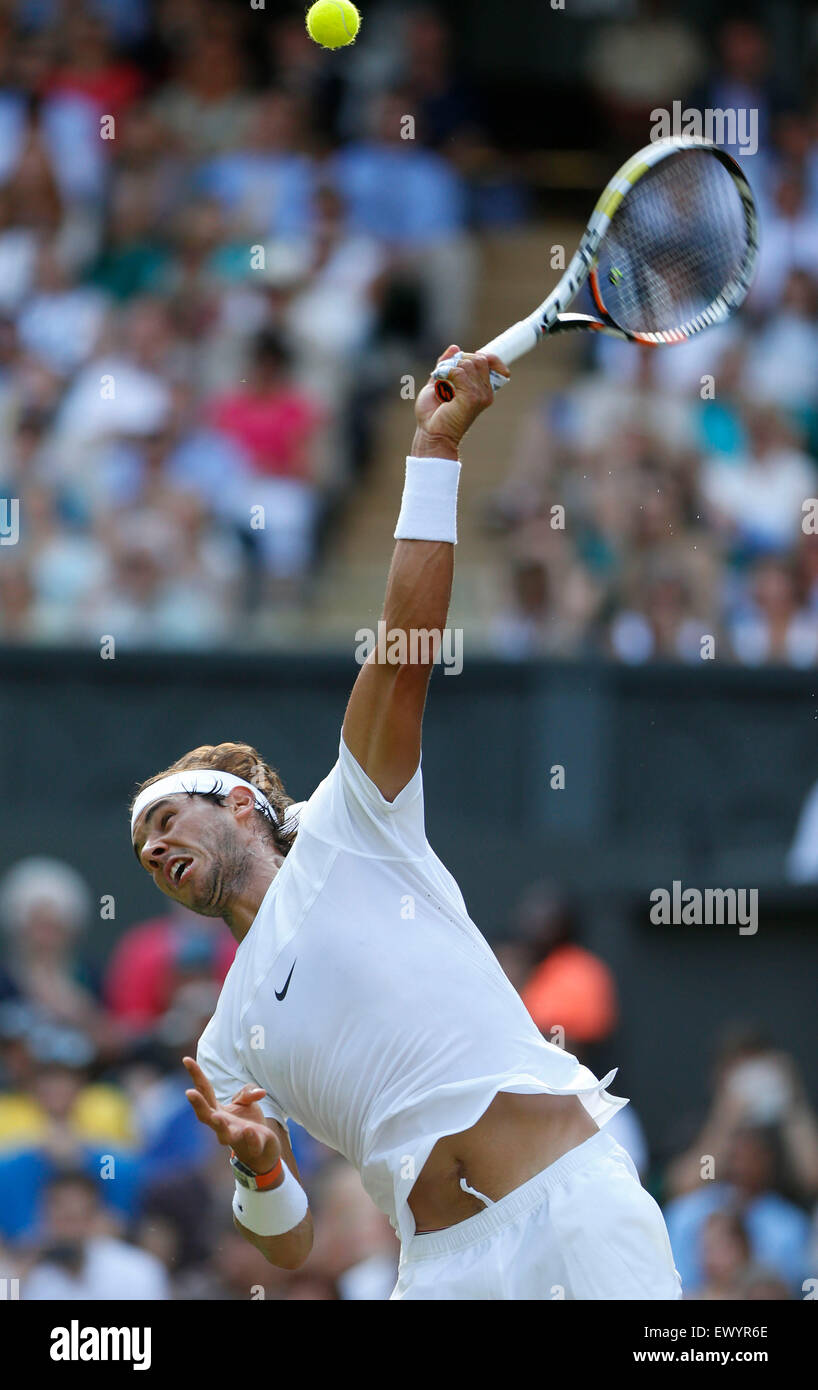 Wimbledon, Londres. 2 juillet, 2015. L'Espagne de Rafael Nadal sert lors de la gentlemen's deuxième tour contre Dustin Brown de l'Allemagne à la Wimbledon Wimbledon en 2015, le sud-ouest de Londres, le 2 juillet 2015. Brown a gagné le match 3-1. Credit : Ye Pingfan/Xinhua/Alamy Live News Banque D'Images