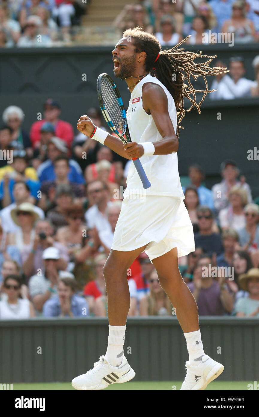 Wimbledon, Londres. 2 juillet, 2015. Dustin Brown de l'Allemagne réagit pendant le gentlemen's deuxième tour contre Rafael Nadal d'Espagne à l'Wimbledon Wimbledon en 2015, le sud-ouest de Londres, le 2 juillet 2015. Brown a gagné le match 3-1. Credit : Ye Pingfan/Xinhua/Alamy Live News Banque D'Images