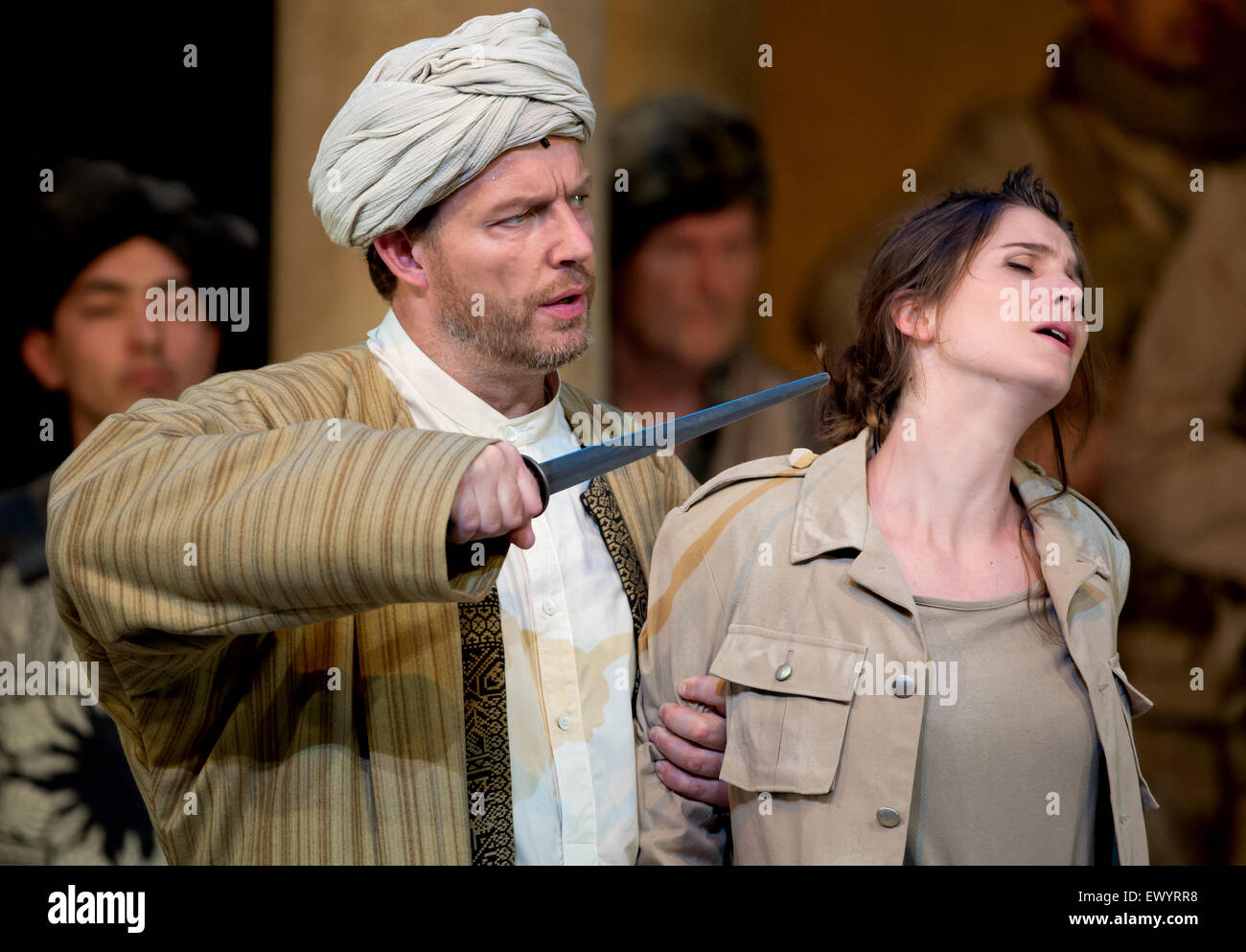 Oberammergau, Allemagne. 01 juillet, 2015. Balint Szabo (l) ass Zaccaria et Virginie  Verrez comme Fenen effectuer sur scène lors d'une répétition photo de  l'opéra Nabucco dans le théâtre de la passion à