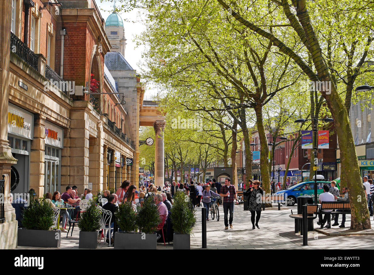 Cafe de la chaussée et scène de rue, Peterborough Cambridgeshire, Angleterre, Royaume-Uni Banque D'Images