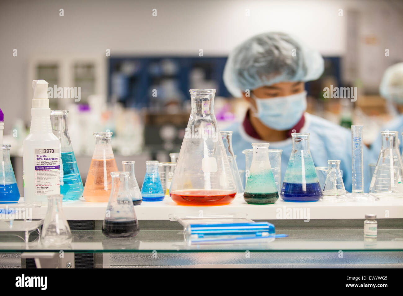 Un étudiant en pharmacologie à l'université portant un masque, travaillant dans un laboratoire de pharmacologie Banque D'Images