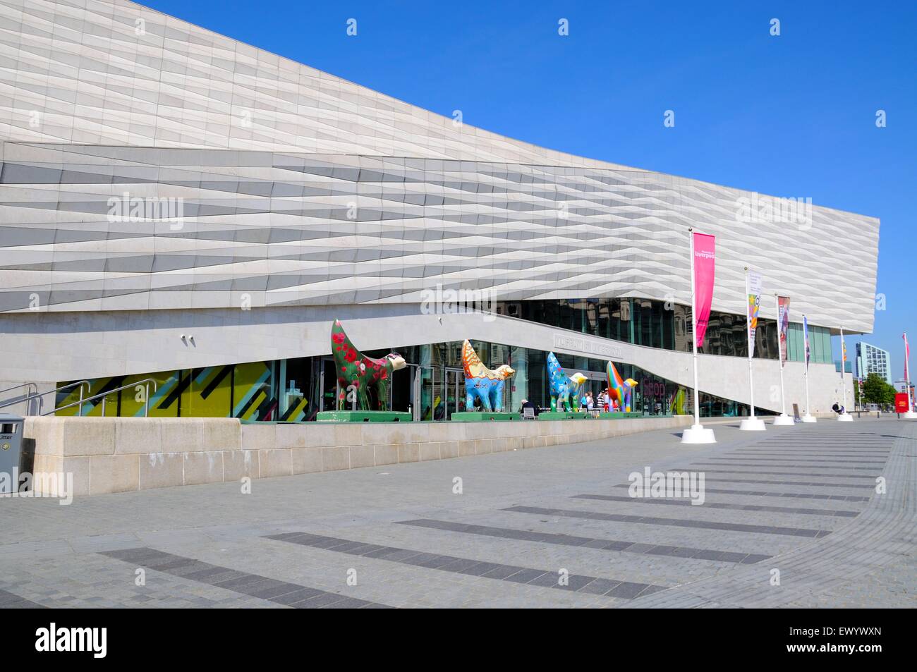 Le Musée de Liverpool building à Pier Head avec quatre Superlambananas en premier plan, Liverpool, Merseyside, England, UK. Banque D'Images