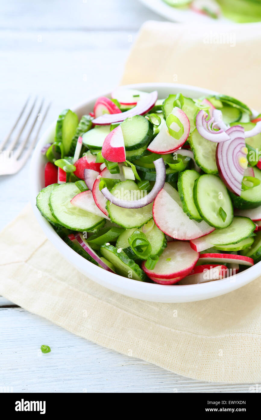 Salade de légumes d'été croquants dans un bol Banque D'Images