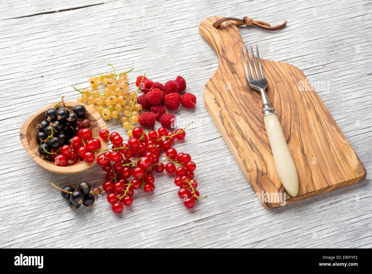 L'été savoureux fruits sur une table en bois. les framboises, mûre, de cassis Banque D'Images