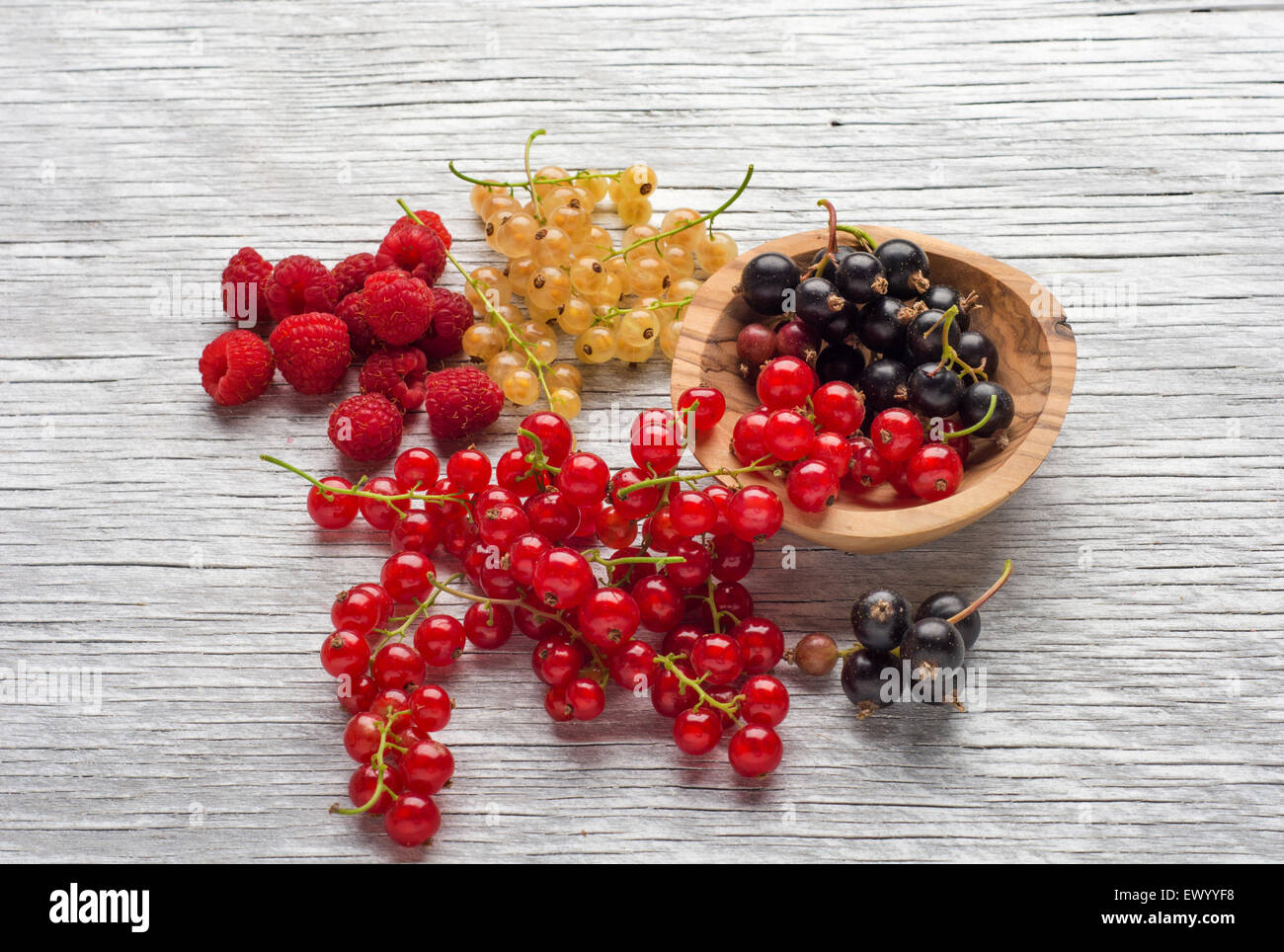 L'été savoureux fruits sur une table en bois. les framboises, mûre, de cassis Banque D'Images