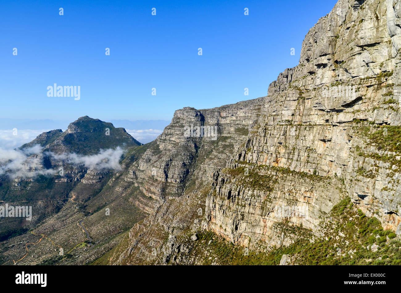 Vue aérienne de Devil's Peak sur Table Mountain depuis l'Inde Venster itinéraire sur Table Mountain, Cape Town Banque D'Images