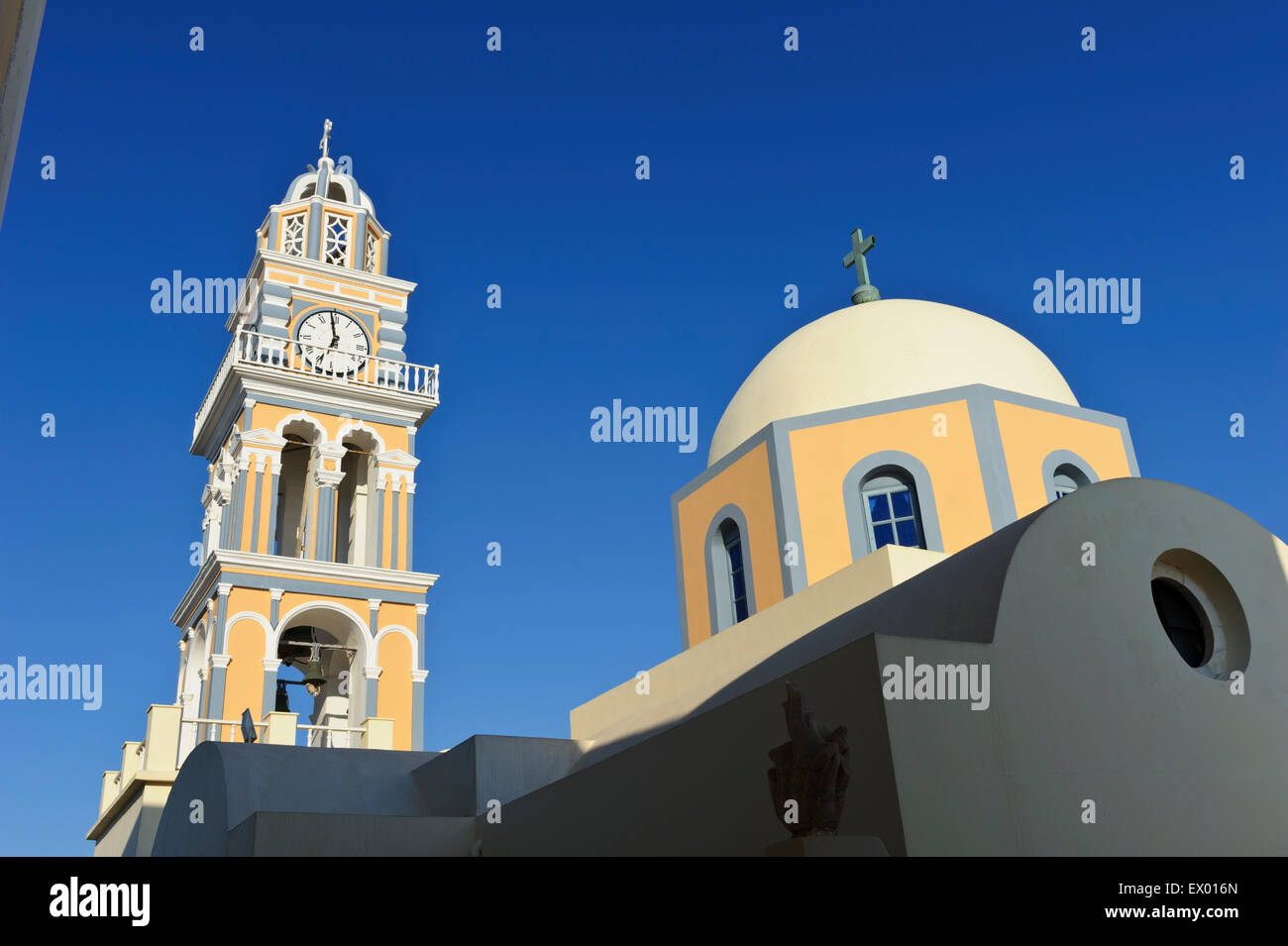 La tour de l'horloge de la Cathédrale Saint Jean Baptiste à Fira, Santorini, Grèce. Banque D'Images La tour de l'horloge de la Cathédrale Saint Jean Baptiste à Fira, Santorini, Grèce. Banque D'Images
