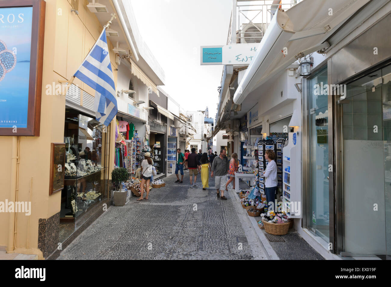 Shopping Shopping le long d'une rue pavée à Fira, Santorini, Grèce. Banque D'Images