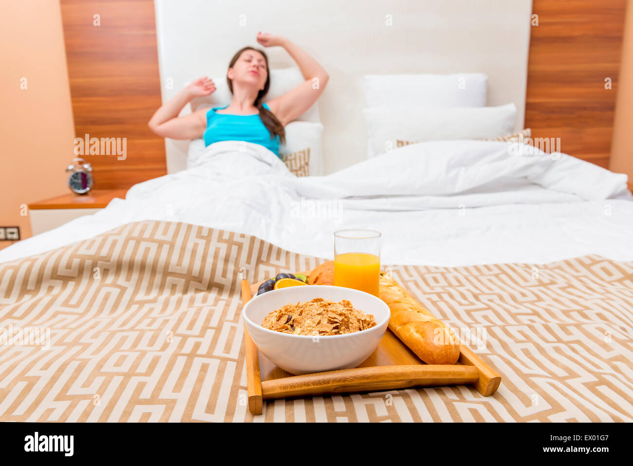 Saine alimentation Le petit déjeuner au lit jeune femme Banque D'Images