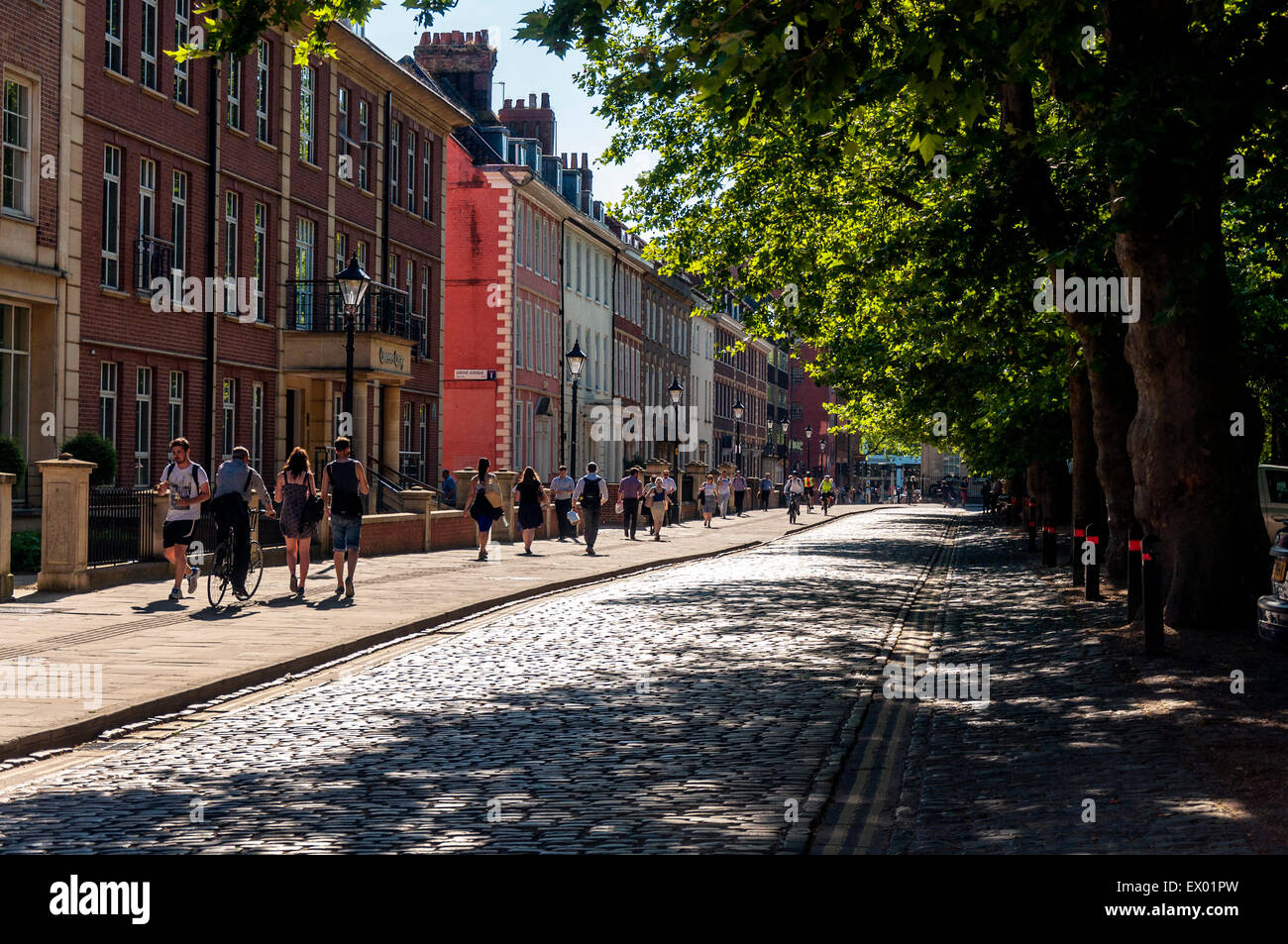 Promeneurs sur Queens Quay sur Queen Square à Bristol, Angleterre, Royaume-Uni Banque D'Images