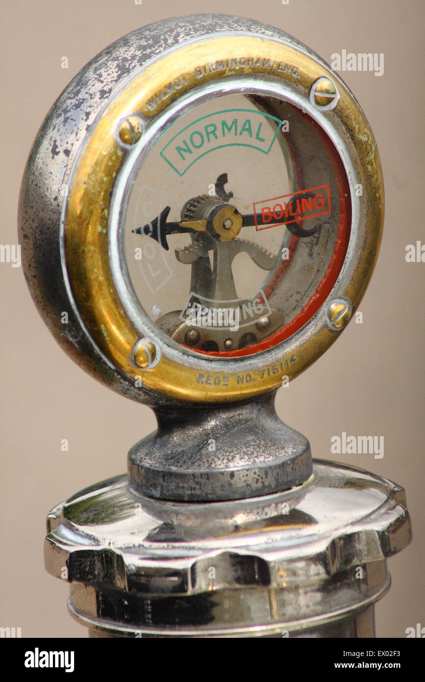 Une sonde de température extérieure sur un radiateur, sur une voiture d'époque en Angleterre, Royaume-Uni Banque D'Images