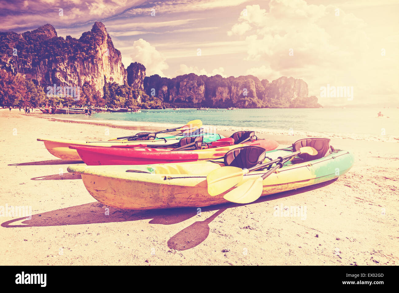 Kayaks aux couleurs rétro sur une plage tropicale. Vacances actives l'arrière-plan. Banque D'Images