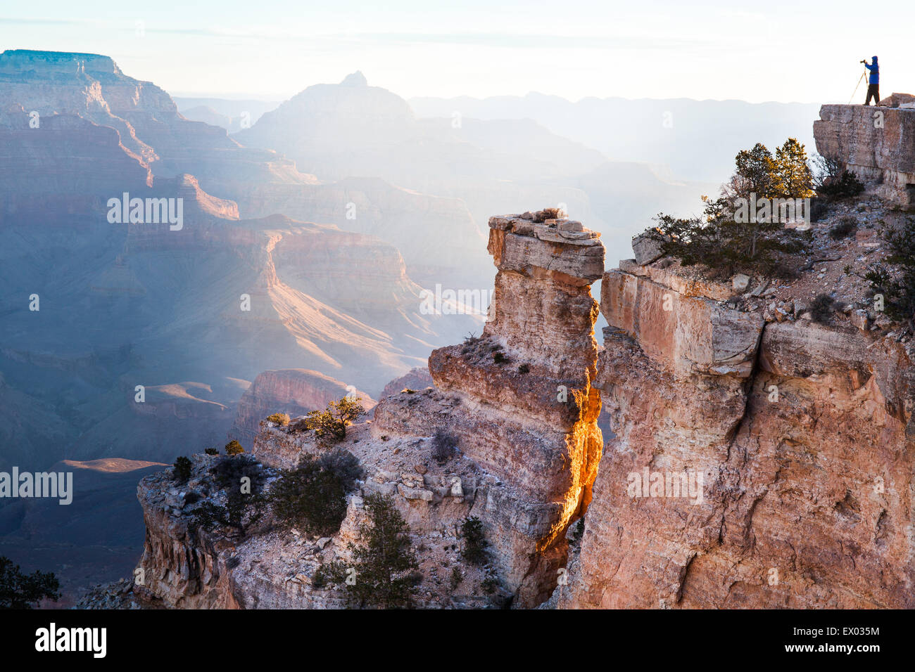 La silhouette lointaine de la femme de prendre des photos de Grand Canyon, Arizona, USA Banque D'Images