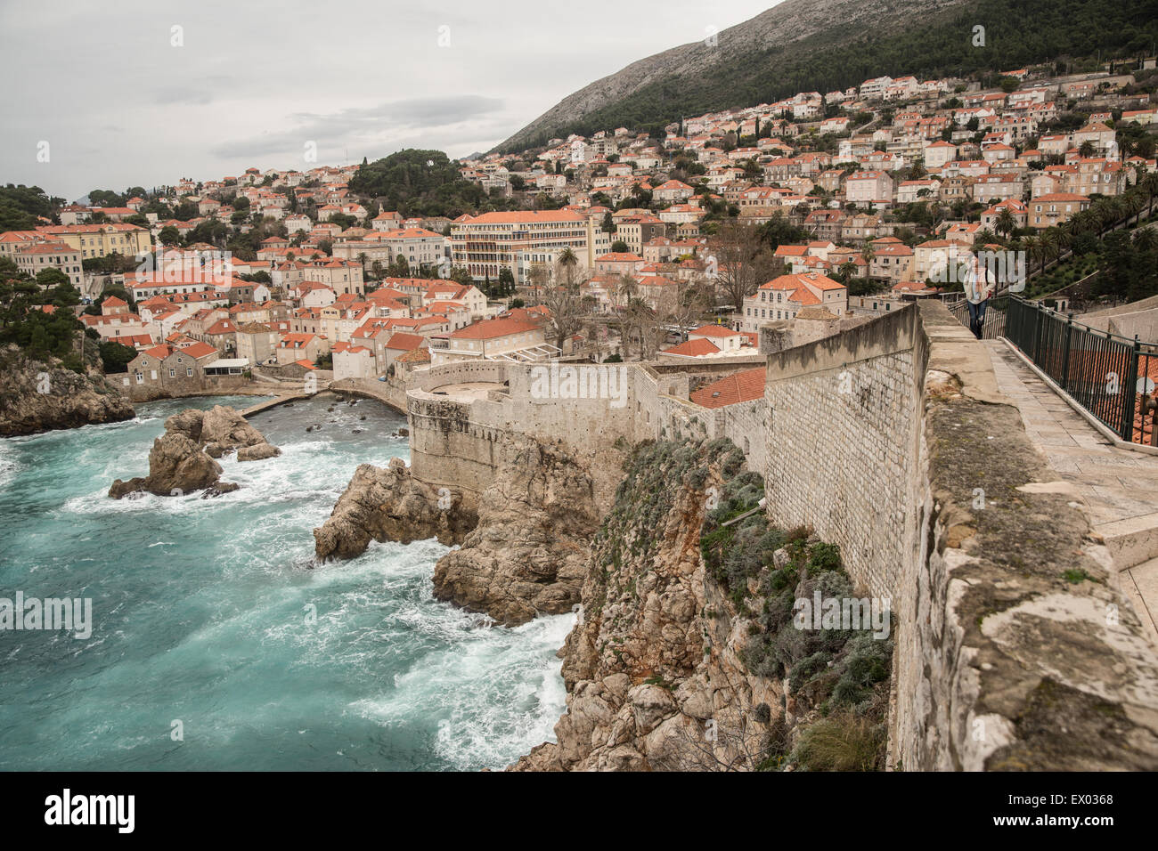 Vue sur front de mer et la vieille ville, Dubrovnik, Croatie Banque D'Images