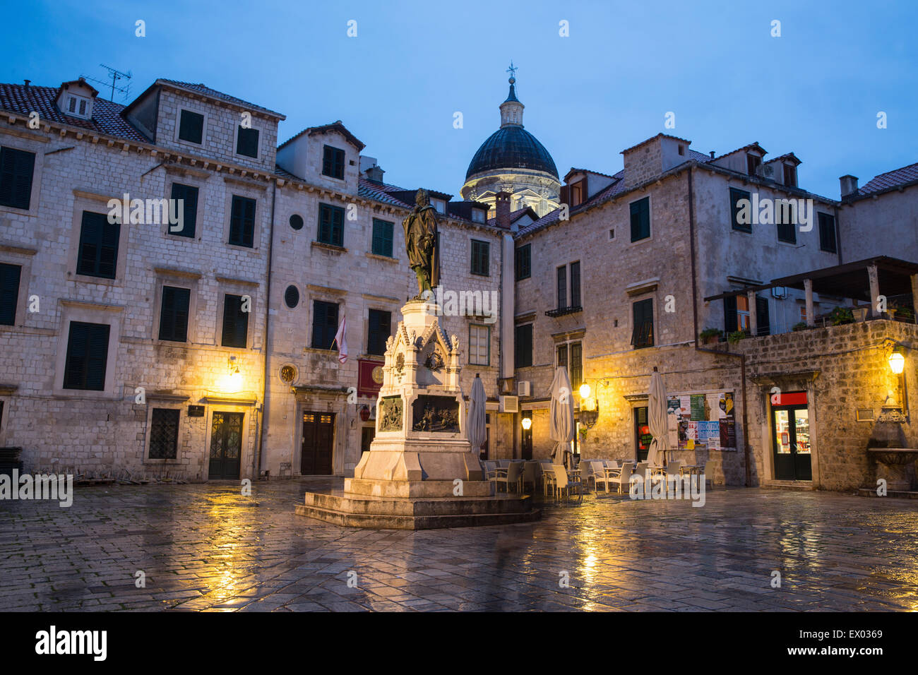 Vue sur la place de la vieille ville au crépuscule, Dubrovnik, Croatie Banque D'Images