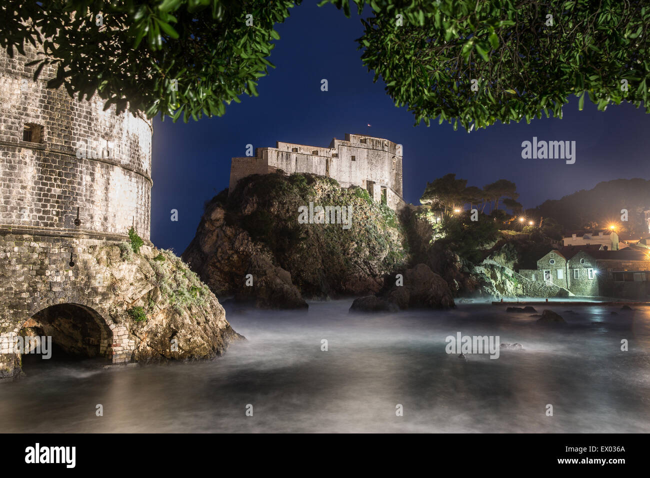 Vue de la vieille ville de château de nuit, Dubrovnik, Croatie Banque D'Images