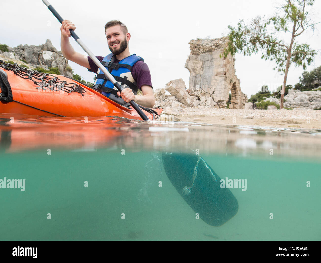 Kayak homme près de ruines antiques, de Lycie, Turquie Banque D'Images