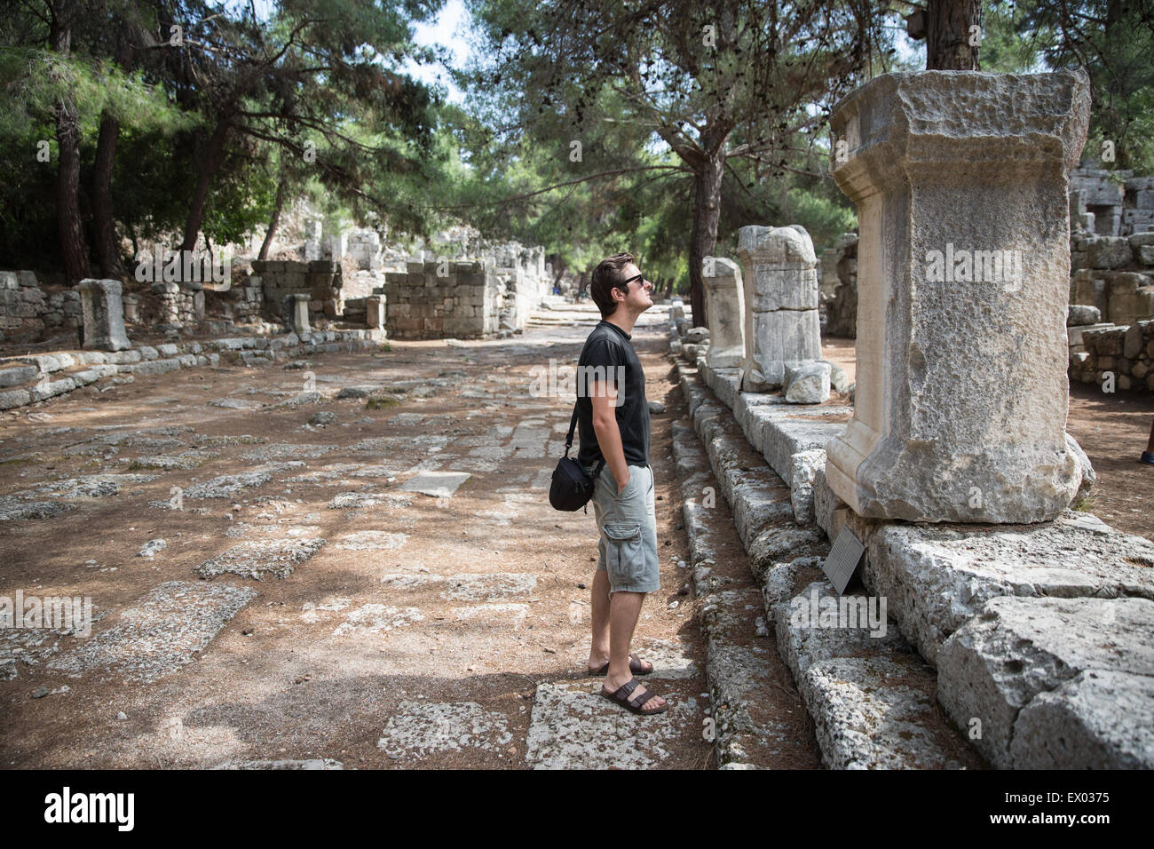 L'homme à la recherche de ruines de Phaselis, Lycie, Turquie Banque D'Images