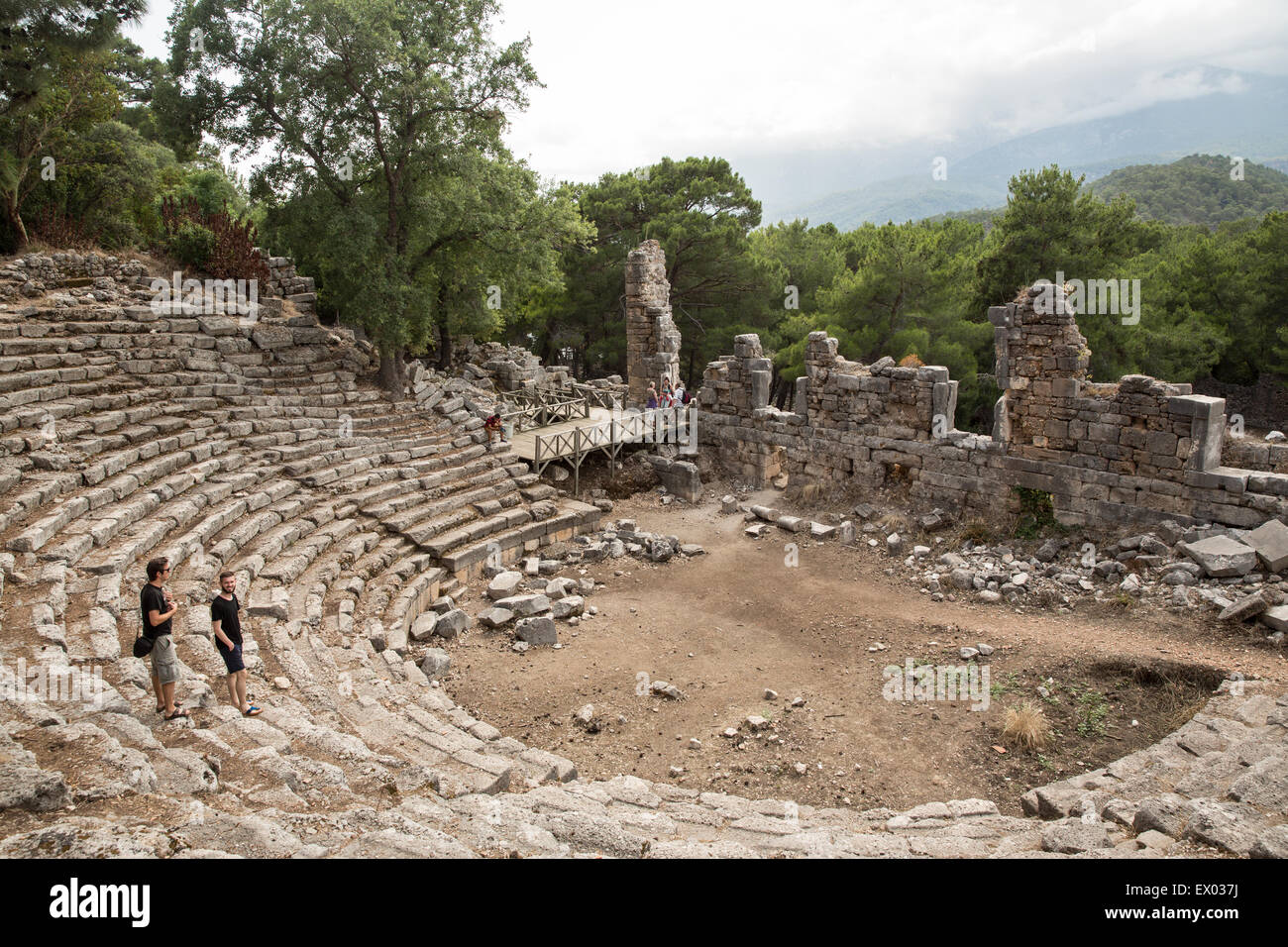 Les touristes à ruines de Phaselis, à l'amphithéâtre de Lycie, Turquie Banque D'Images