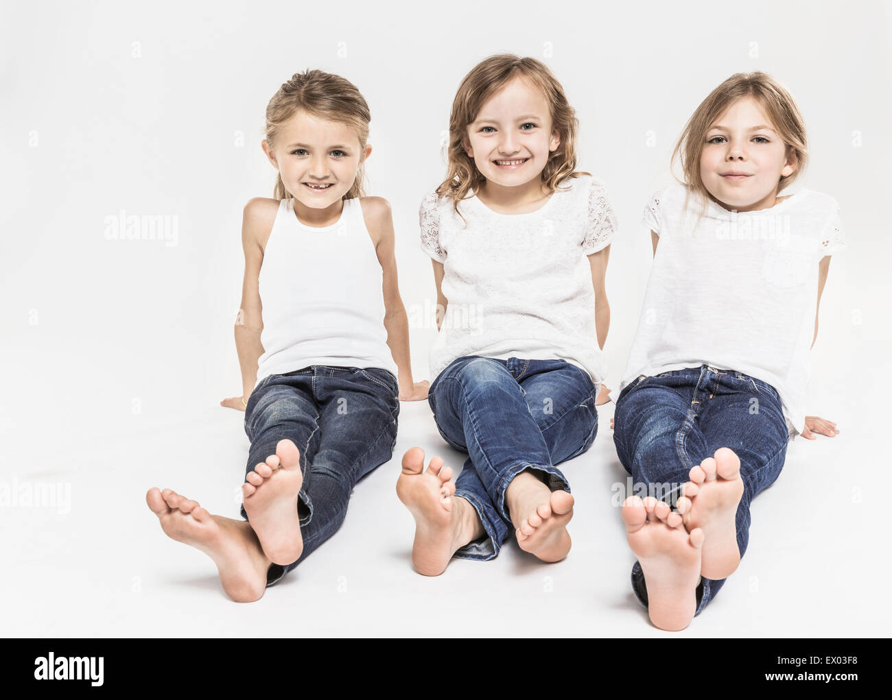 Portrait de filles avec les jambes tendus Banque D'Images
