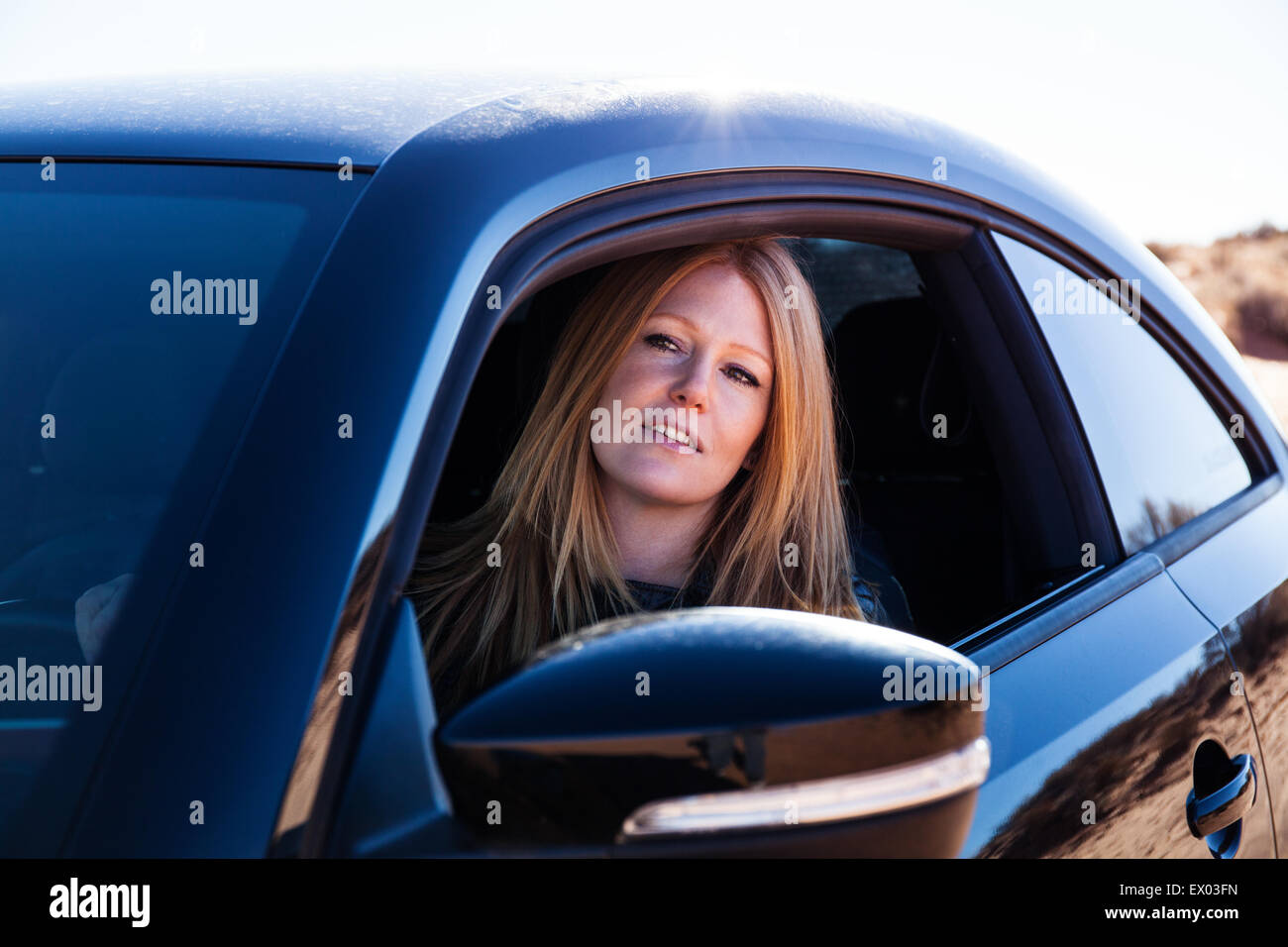 Woman sitting in car Banque D'Images