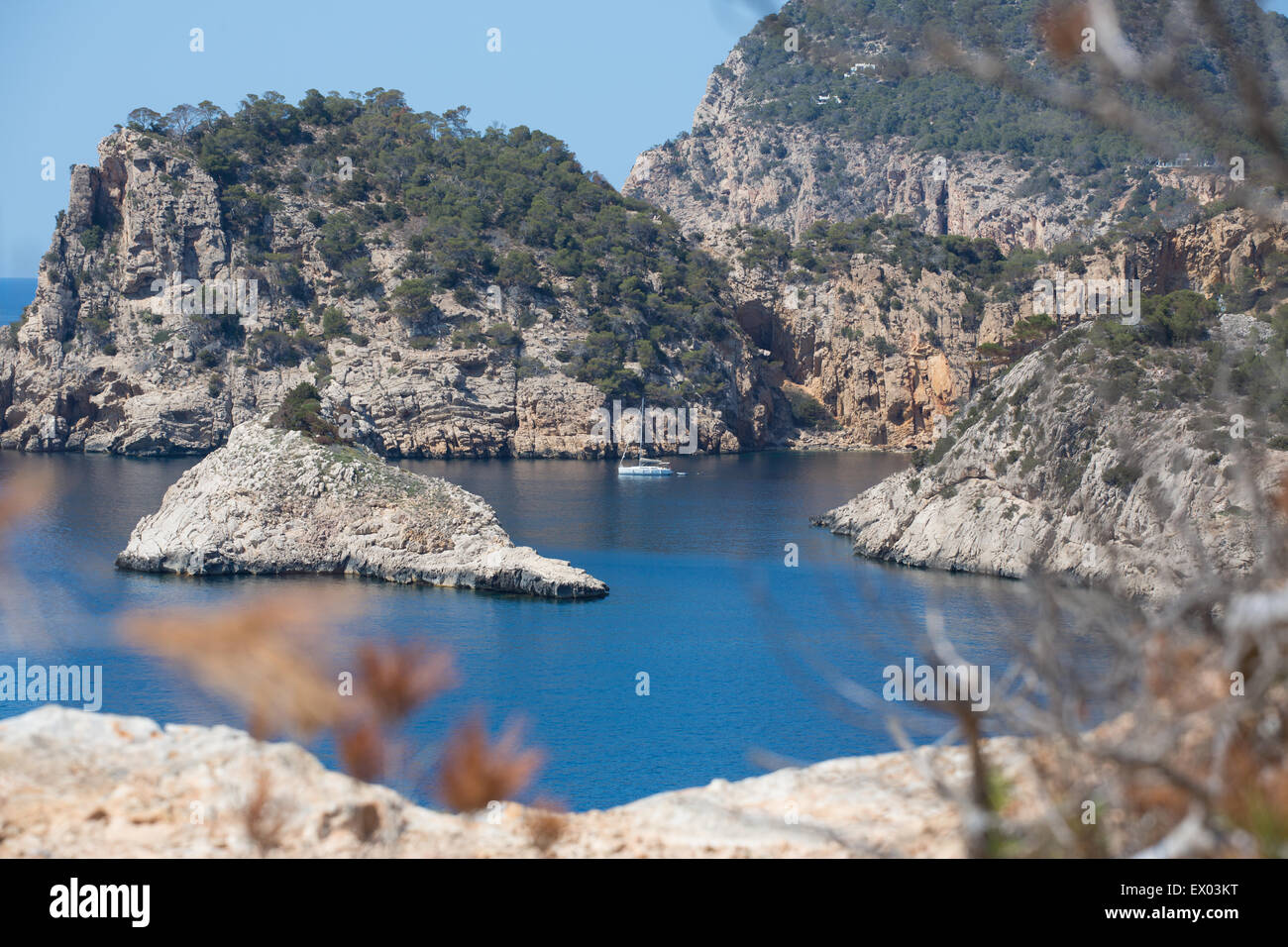 Vue sur la côte rocheuse, Ibiza, Espagne Banque D'Images