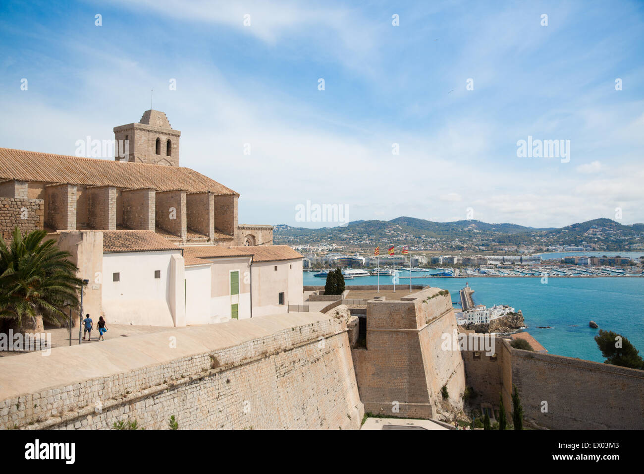 Vue sur les remparts de la ville et le port, Ibiza, Espagne Banque D'Images