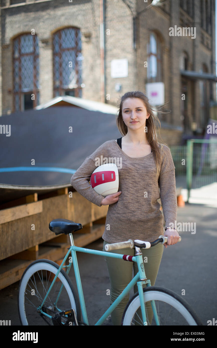 Portrait of female cyclist, Riga, Lettonie Banque D'Images