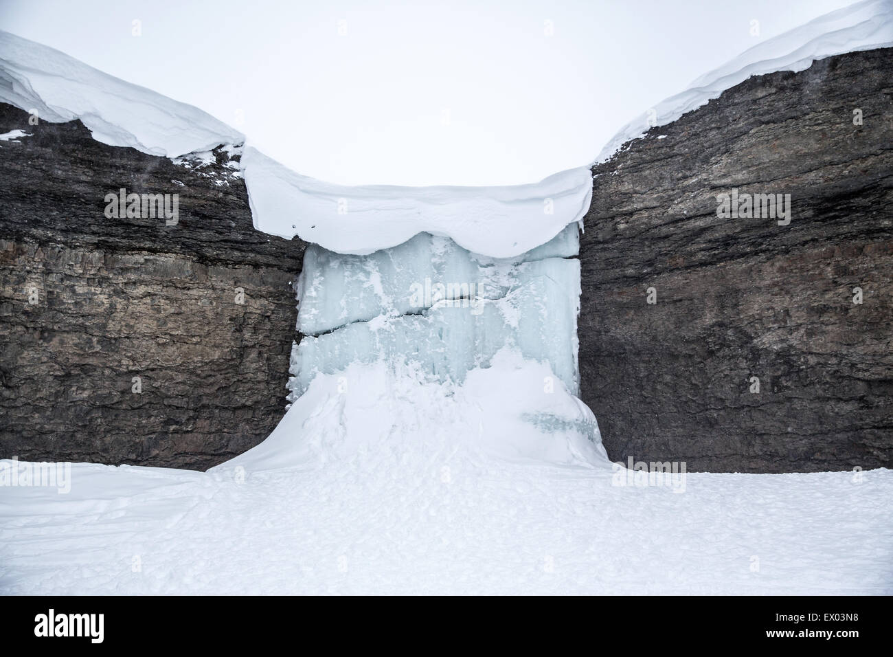 Vue sur cascade gelée entre rock, Svalbard, Norvège Banque D'Images