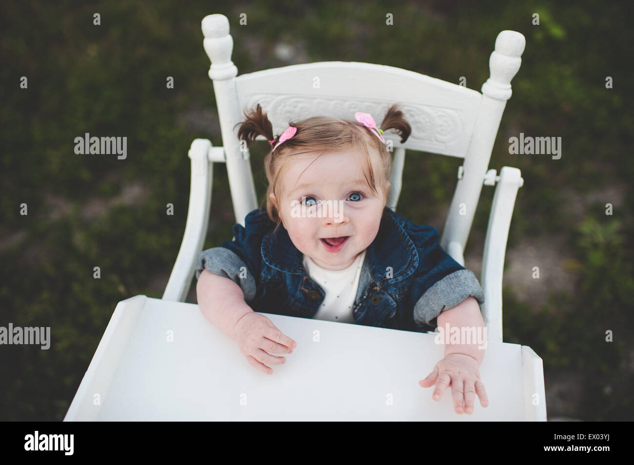 Portrait de petite fille en chaise haute Banque D'Images