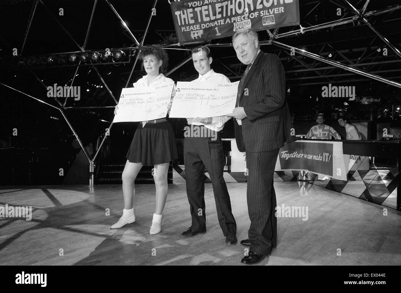 Leader adjoint du travail Roy Hattersley danses les Lambada avec champion Jane Northcote Manor lancs du Kings Norton, à la coupole de nuit. Le 20 mars 1990. Banque D'Images