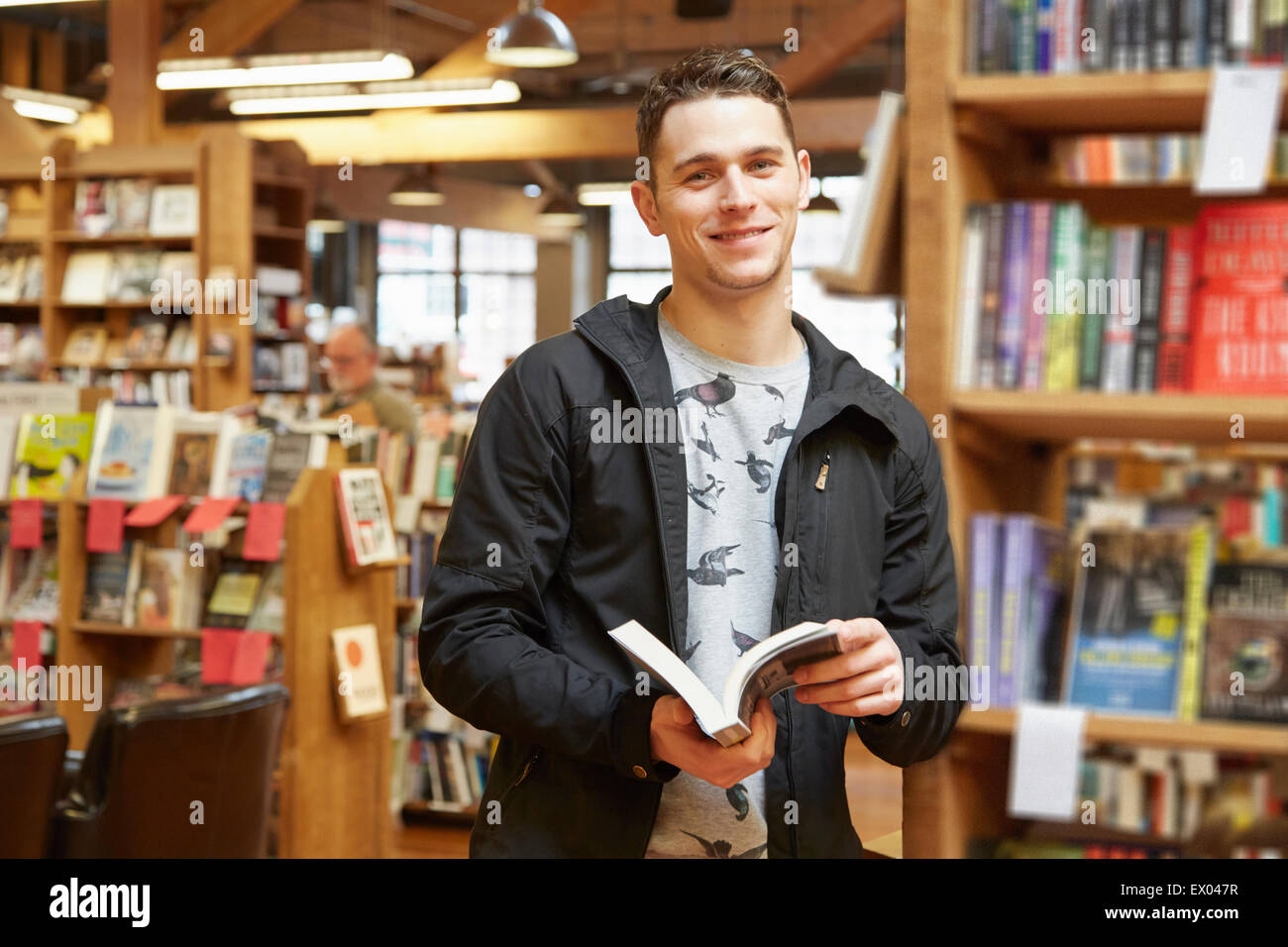 Portrait de jeune homme dans book store Banque D'Images