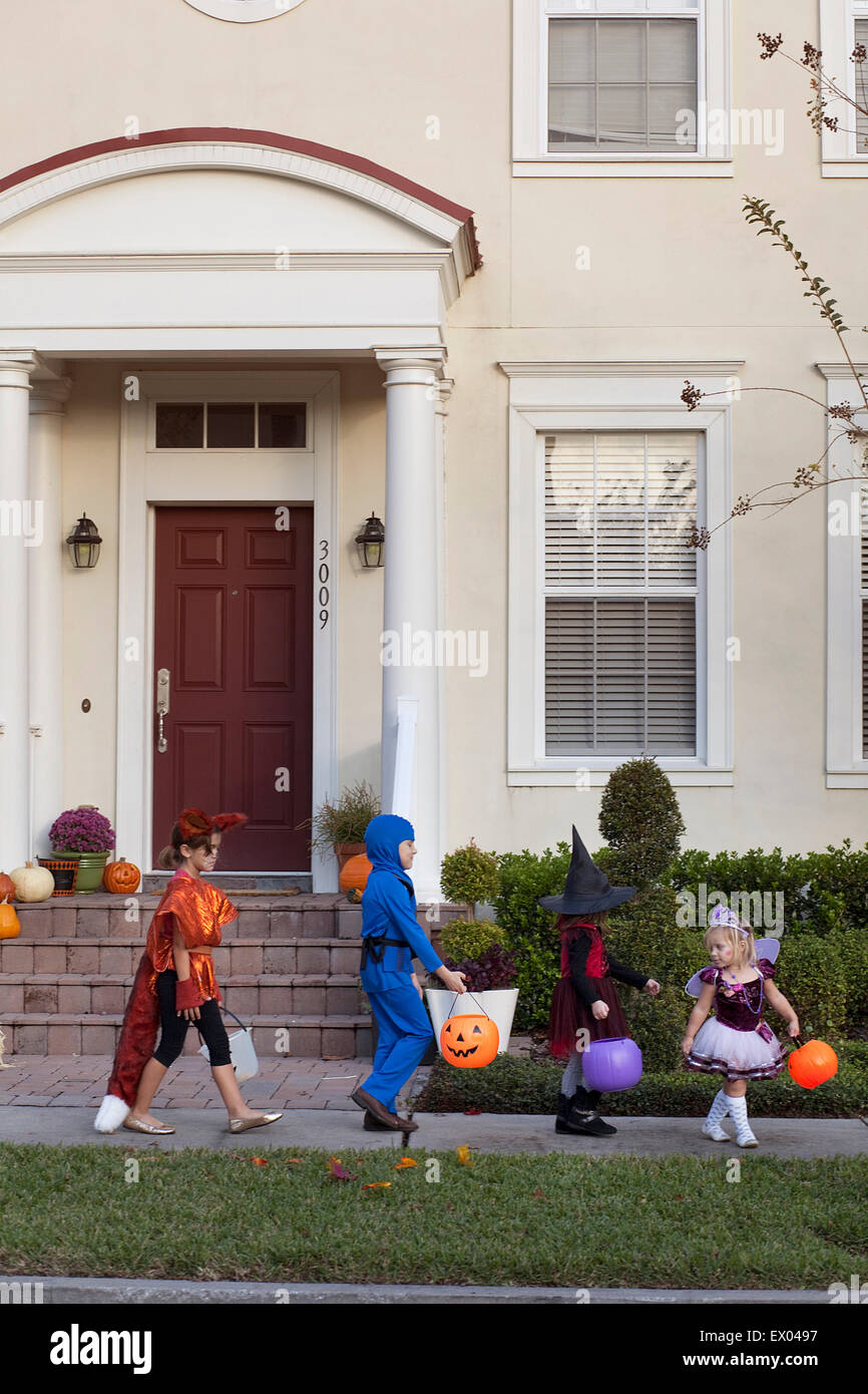 Enfants trick ou traiter Banque D'Images