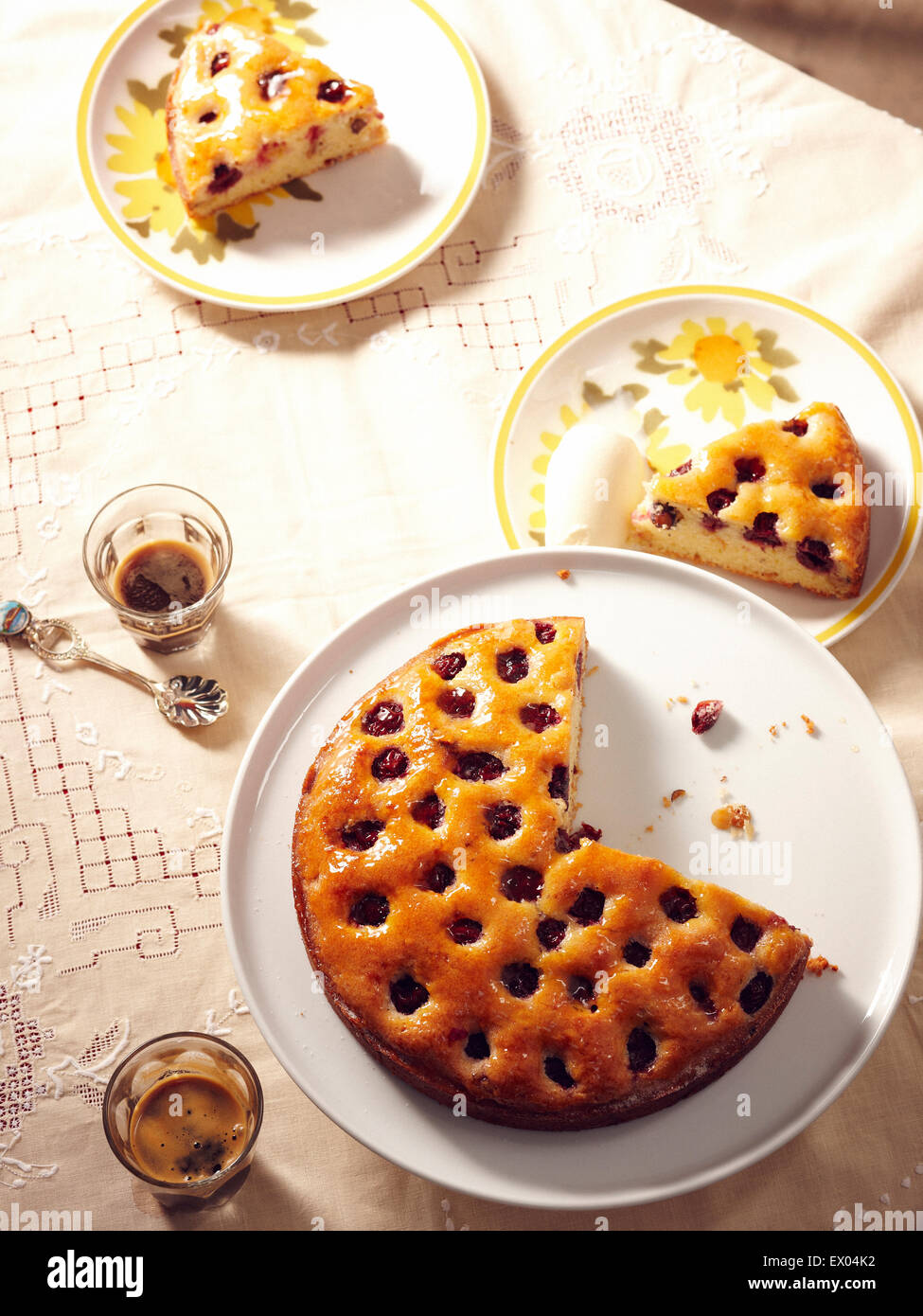 Vue de dessus de table avec meubles de portions de gâteau noisette cerise Banque D'Images