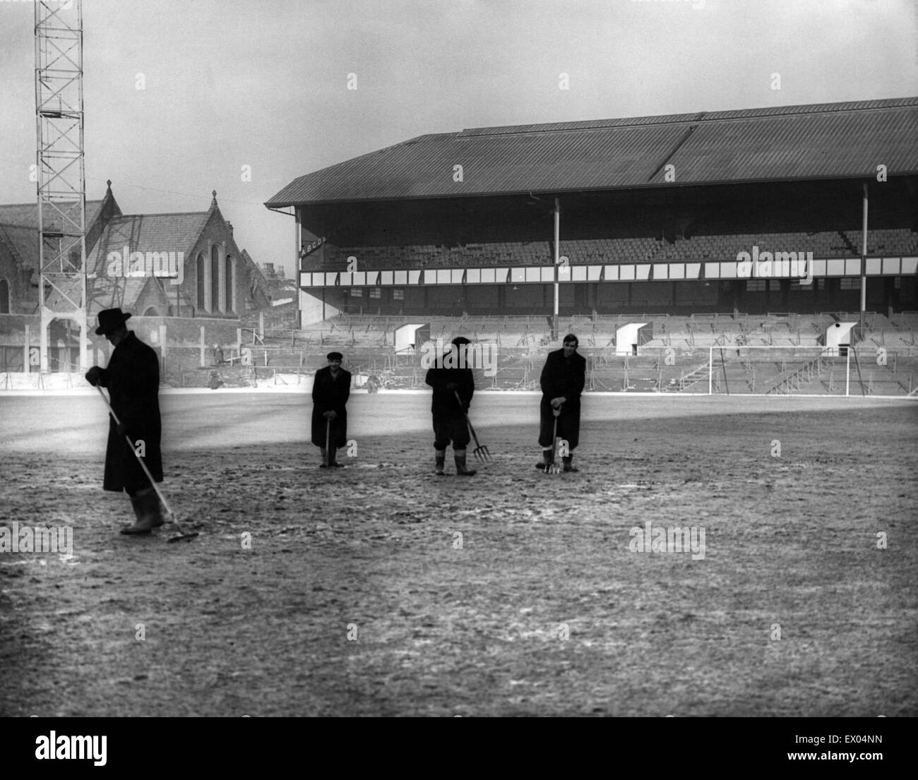 De Goodison Park, home à Everton FC, le stade de football est situé dans la région de Walton, Liverpool, Angleterre. 10 janvier 1959. La neige est effacée et pas une trace de glace est une bonne nouvelle pour les fans d'Everton pour le fa cup match v Sunderland. Sur la photo, les membres du gr Banque D'Images