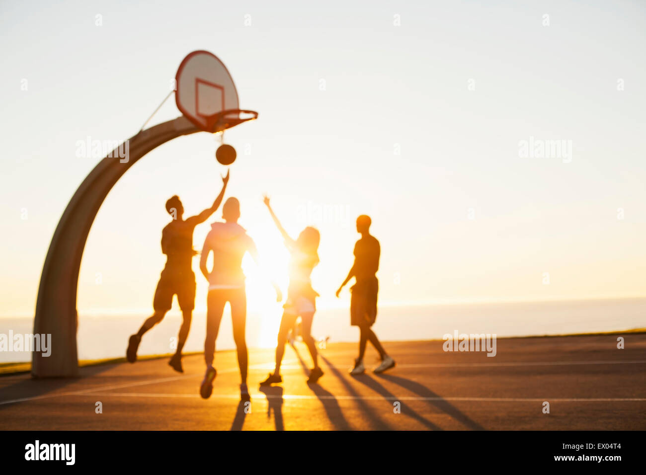 Friends playing basketball Banque de photographies et d'images à haute  résolution - Alamy
