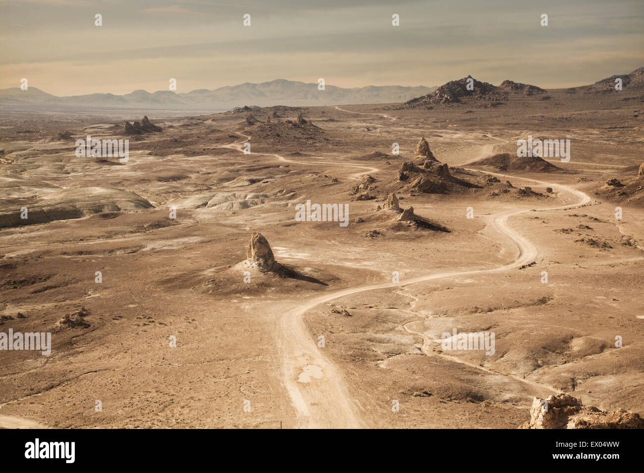 Portrait de trona Pinnacles et sinueuse route du désert, Trona, California, USA Banque D'Images