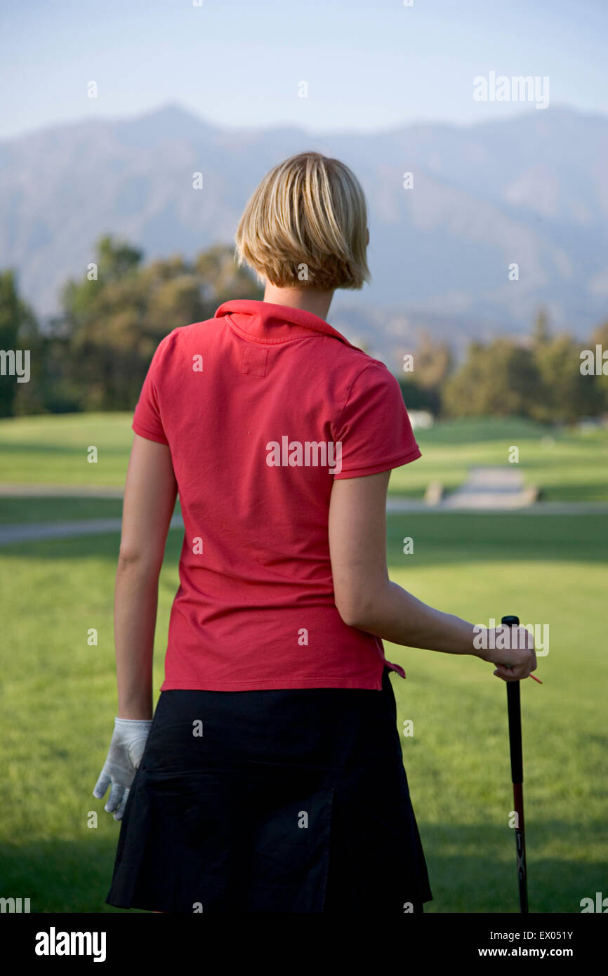 Jeune femme jouant au golf, vue arrière Banque D'Images