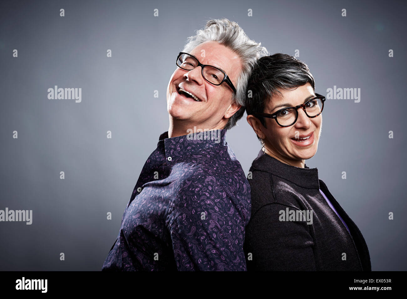 Dos à Dos studio portrait of businessman and woman Banque D'Images