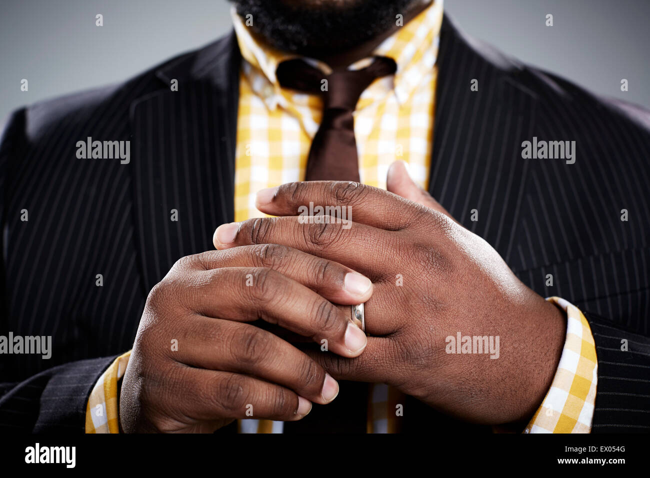 Close up portrait of Mid adult businessman touching son anneau de mariage Banque D'Images